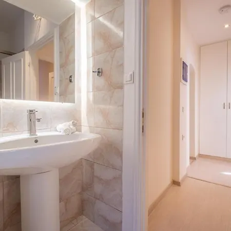 Elegant Old Town By Nadiona Apartment *