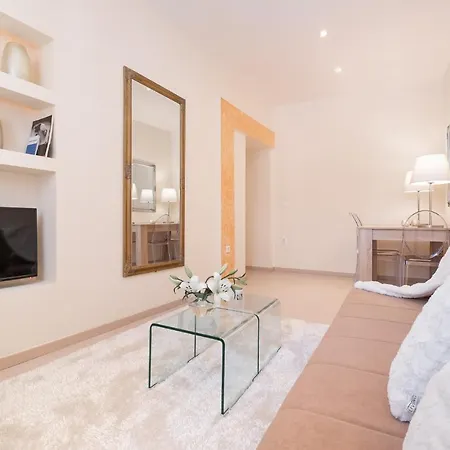 Elegant Old Town By Nadiona Apartment