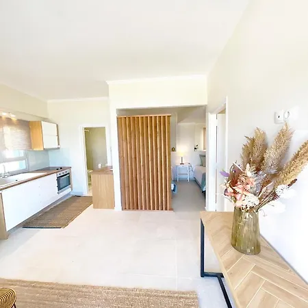 Beachfront 4-bed Luxury - Agios Gordios, Corfu, Greece Apartment