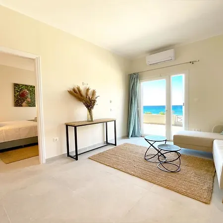 Beachfront 4-bed Luxury - Agios Gordios, Corfu, Greece Apartment *