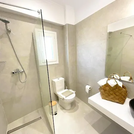 Beachfront 4-bed Luxury - Agios Gordios, Corfu, Greece Apartment
