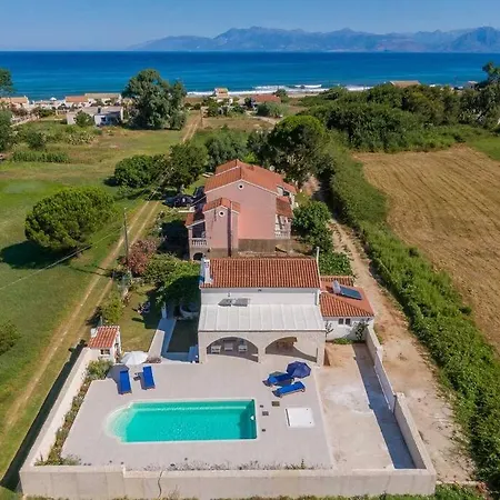 Sea Breeze Coastal House In Almyros Holiday home