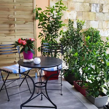 Amaryllis Apartment *