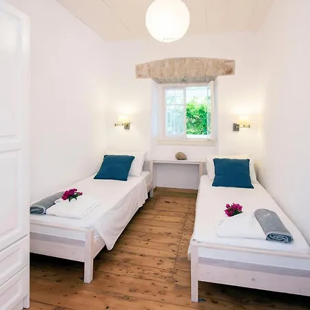 Holiday home Beachfront Yellow House Upper Kaminaki