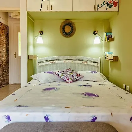 Kamaritis Private Bedroom, Pool View Apartment *