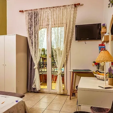 Kamaritis Private Bedroom, Pool View Apartment Alepochori