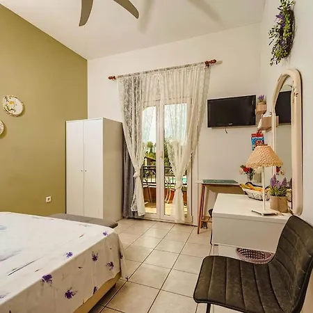 Kamaritis Private Bedroom, Pool View *