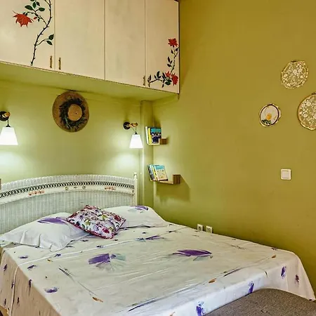Kamaritis Private Bedroom, Pool View Apartment