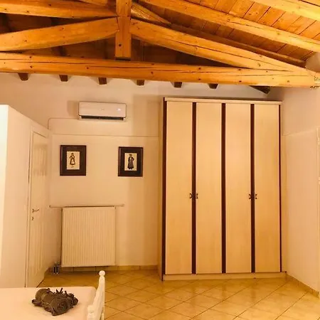 πέτρινη ιδιωτική με πισίνα * Poulades