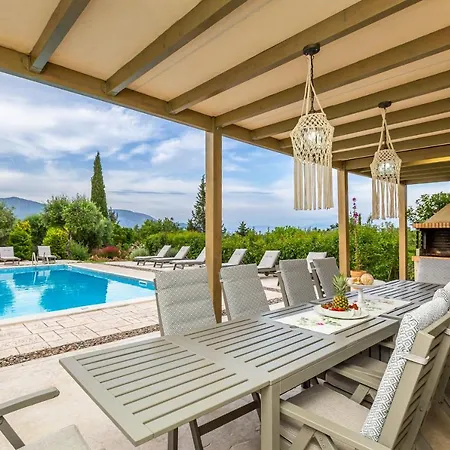Crystal Villa Poulades