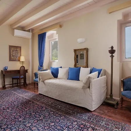 Triklino Estate * Afra