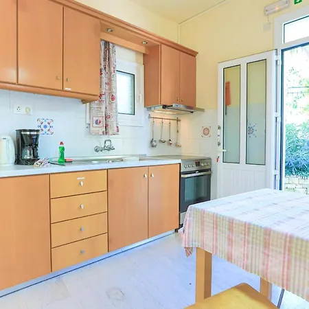 Kaminaki Beachfront Apartment *
