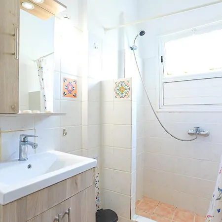 Kaminaki Beachfront Apartment *