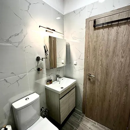 Apartment Travelers Luxury Suites, & *