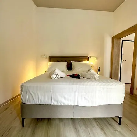 Travelers Luxury Suites, & Apartment *