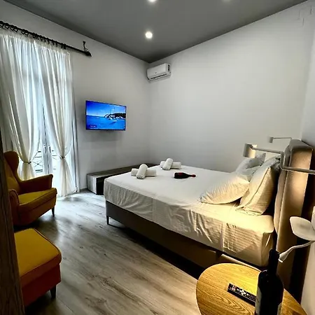 Apartment Travelers Luxury Suites, & *