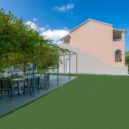 Marina Studios Aparthotel 2*