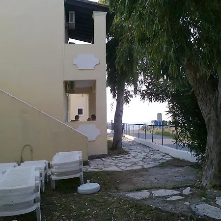 Front Salvanos 2* Acharavi (Corfu)