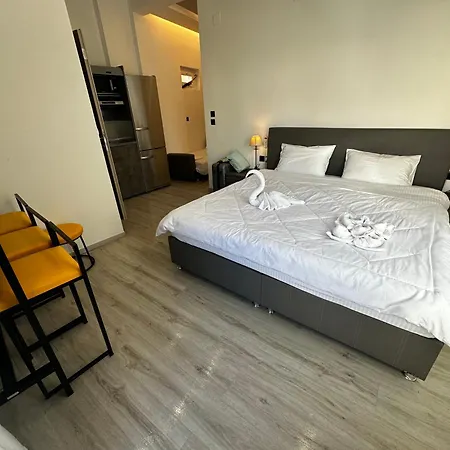 Apartment Travelers Luxury Suites, & *
