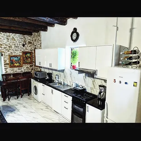 Art House Pagoi Sleeps 6 Parking 5 Min To Beach Holiday home