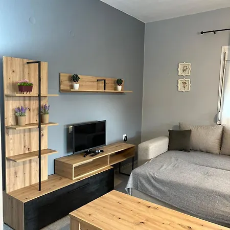 Alexandra's Little House Apartment