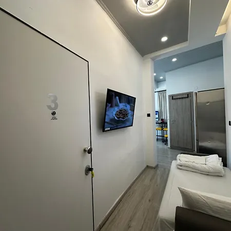 Apartment Travelers Luxury Suites, & *