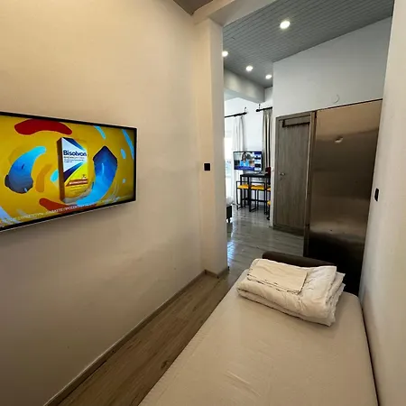 Apartment Travelers Luxury Suites, & *