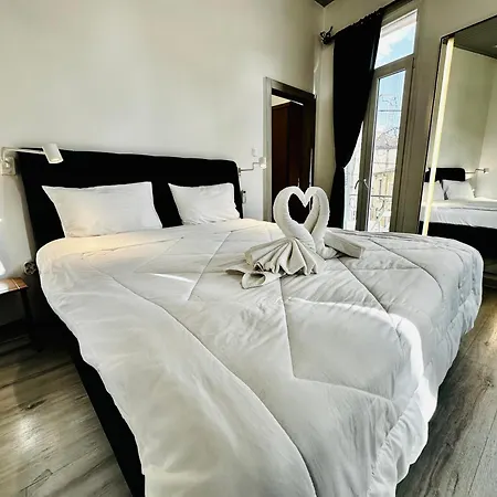 Travelers Luxury Suites, & Apartment