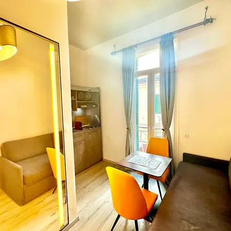 Apartment Travelers Luxury Suites, & *