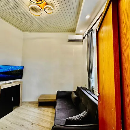 Travelers Luxury Suites, & Apartment *