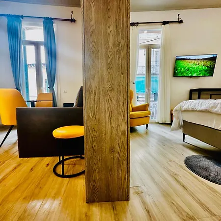 Travelers Luxury Suites, & Apartment *