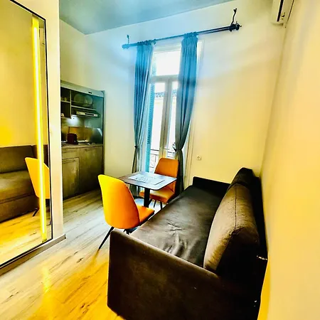 Apartment Travelers Luxury Suites, & *