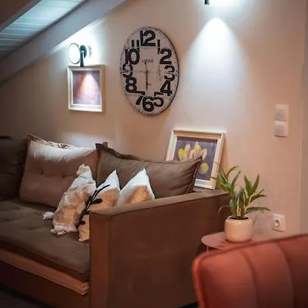 Melina's Bright Apartment, Apartment *