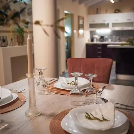 Melina's Bright Apartment, * Viros