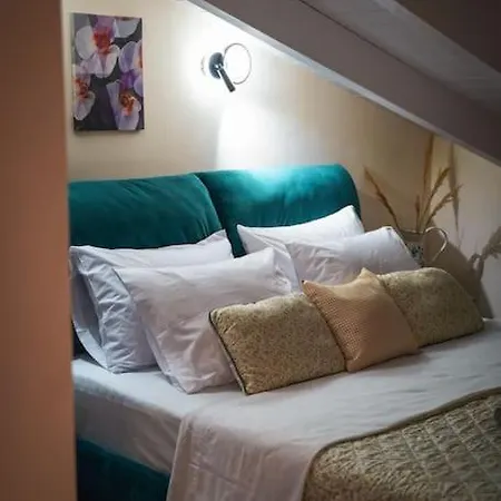 Melina's Bright Apartment, Apartment *