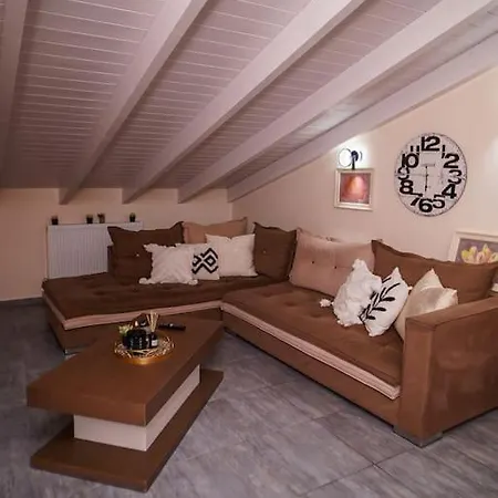 Melina's Bright Apartment, * Viros