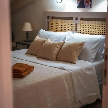 Melina's Bright Apartment, * Viros