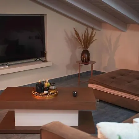 Melina's Bright Apartment, Apartment Viros