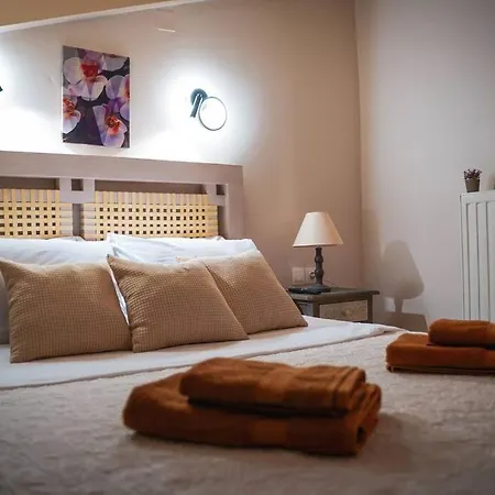 Melina's Bright Apartment, Apartment Viros