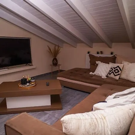 Melina's Bright Apartment, * Viros