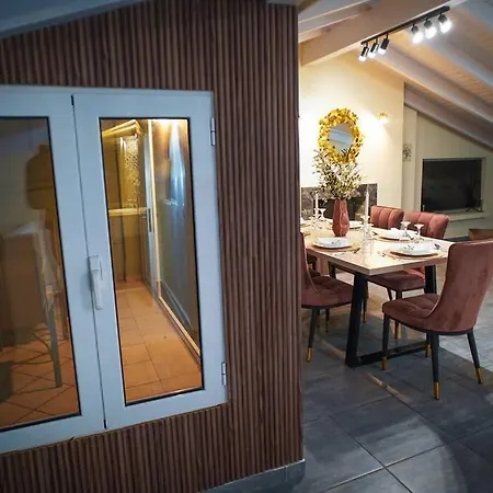 Melina's Bright Apartment, Viros