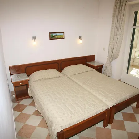 Aphrodite Nissaki * Nisaki (Corfu)