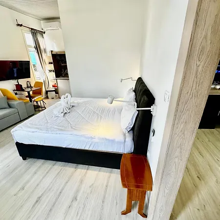 Apartment Travelers Luxury Suites, & *