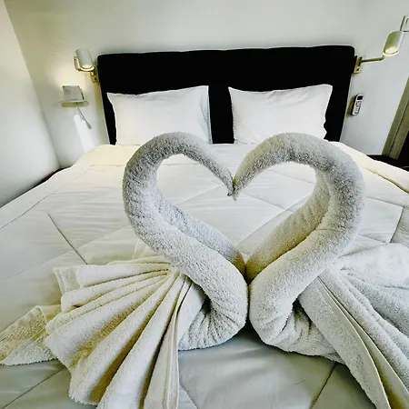 Apartment Travelers Luxury Suites, & *