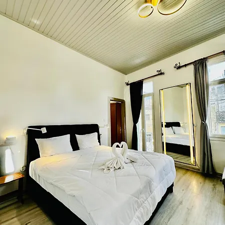 Apartment Travelers Luxury Suites, & *