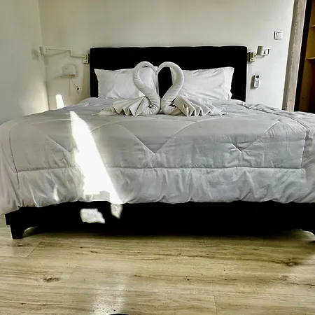 Apartment Travelers Luxury Suites, & *