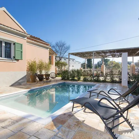 Villa Lallo Living Viros