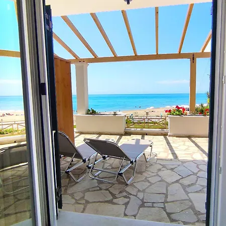 Apartment Beachfront 4-bed Luxury - Agios Gordios, Corfu, Greece
