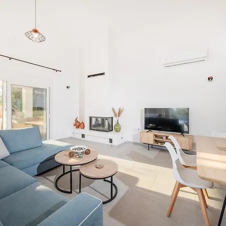 Ami, Roda, Corfu: 10 Guests, Heated Pool, Private Mini Golf, Pool Table & More!! Villa