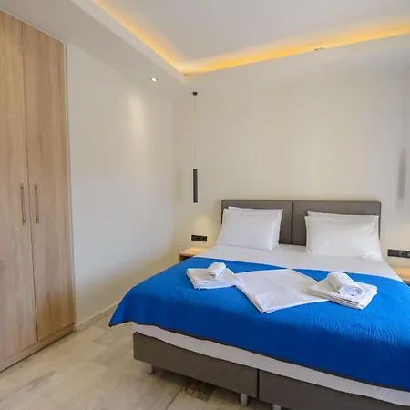 Saint Spiridon Aparthotel 3*